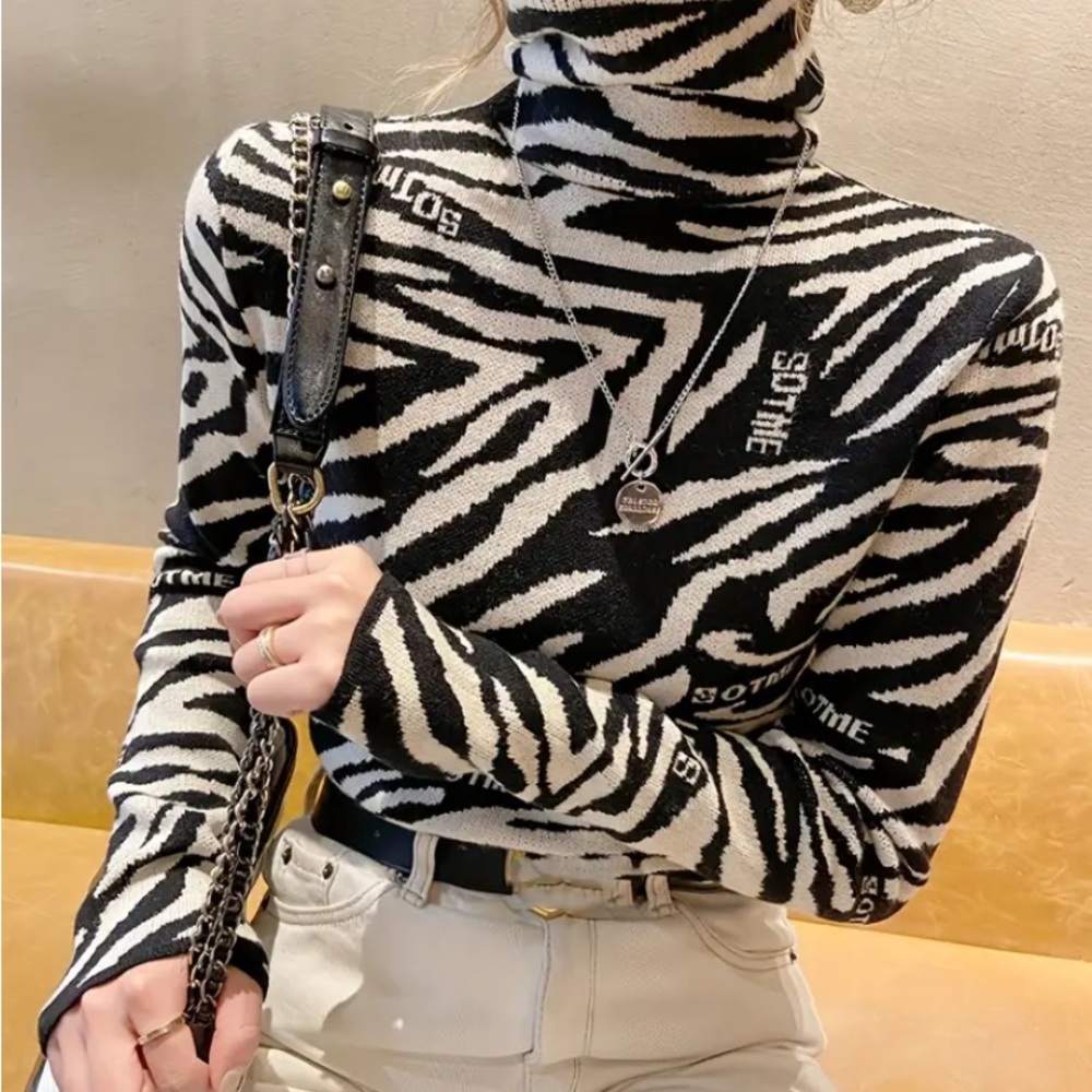 NIP Zebra Pattern Turtle Neck Pullover Sweater. Size Small